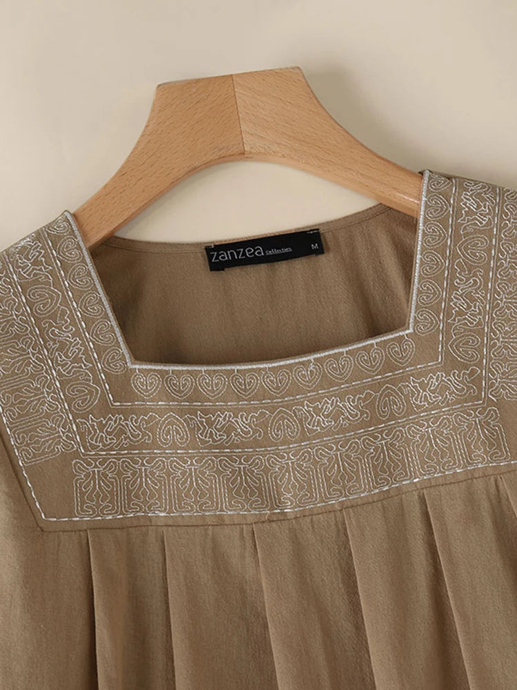 Voel elke dag moeiteloze elegantie in onze blouse met vierkante hals en borduursel