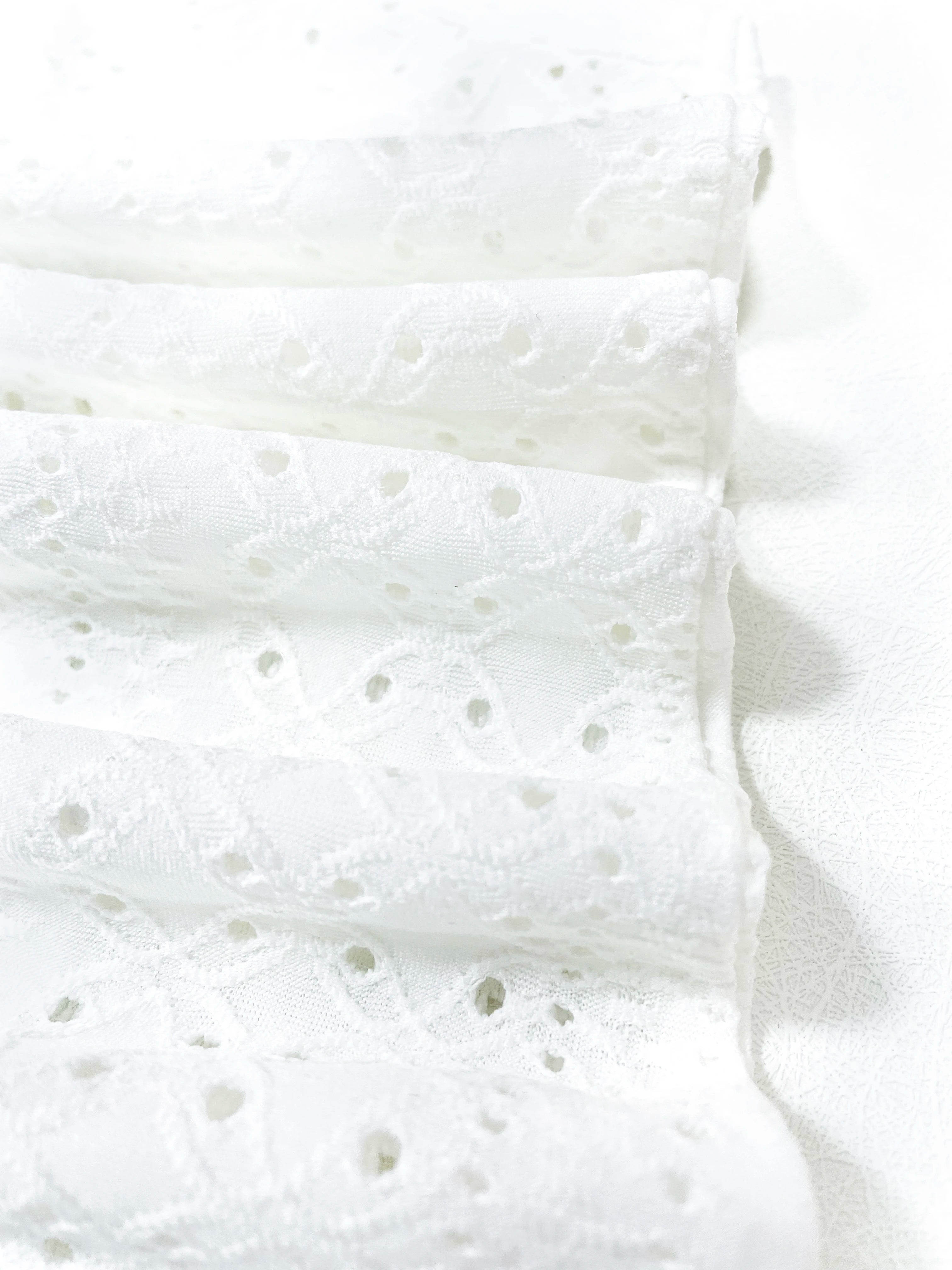 Dames Top met Knopen en Oogjesborduursel aan de Voorkant