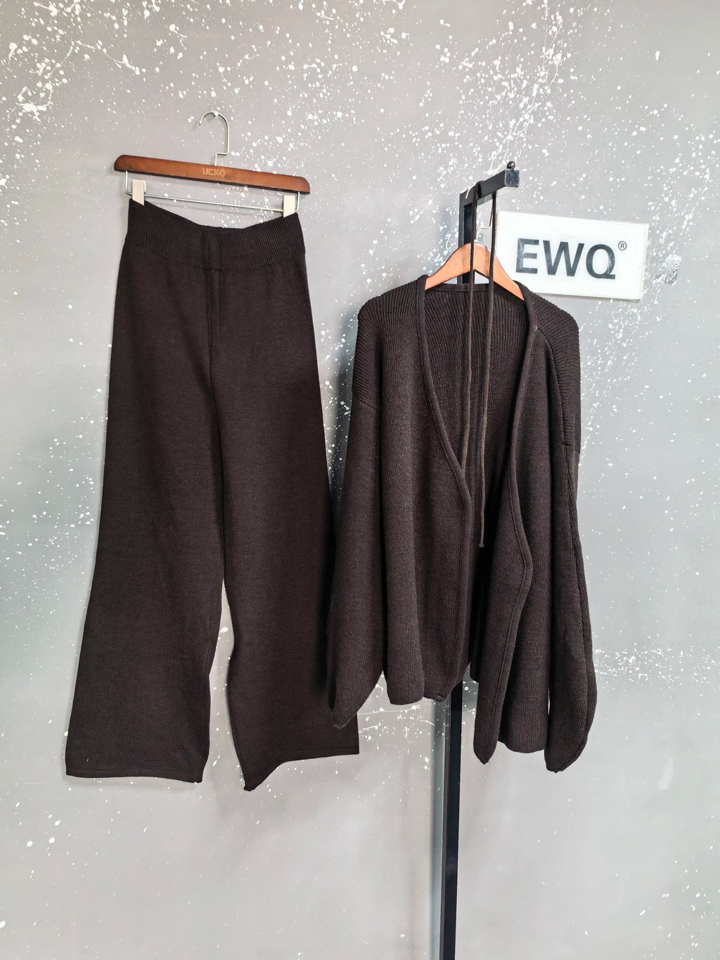 Damestrui met V-hals en bijpassende broek